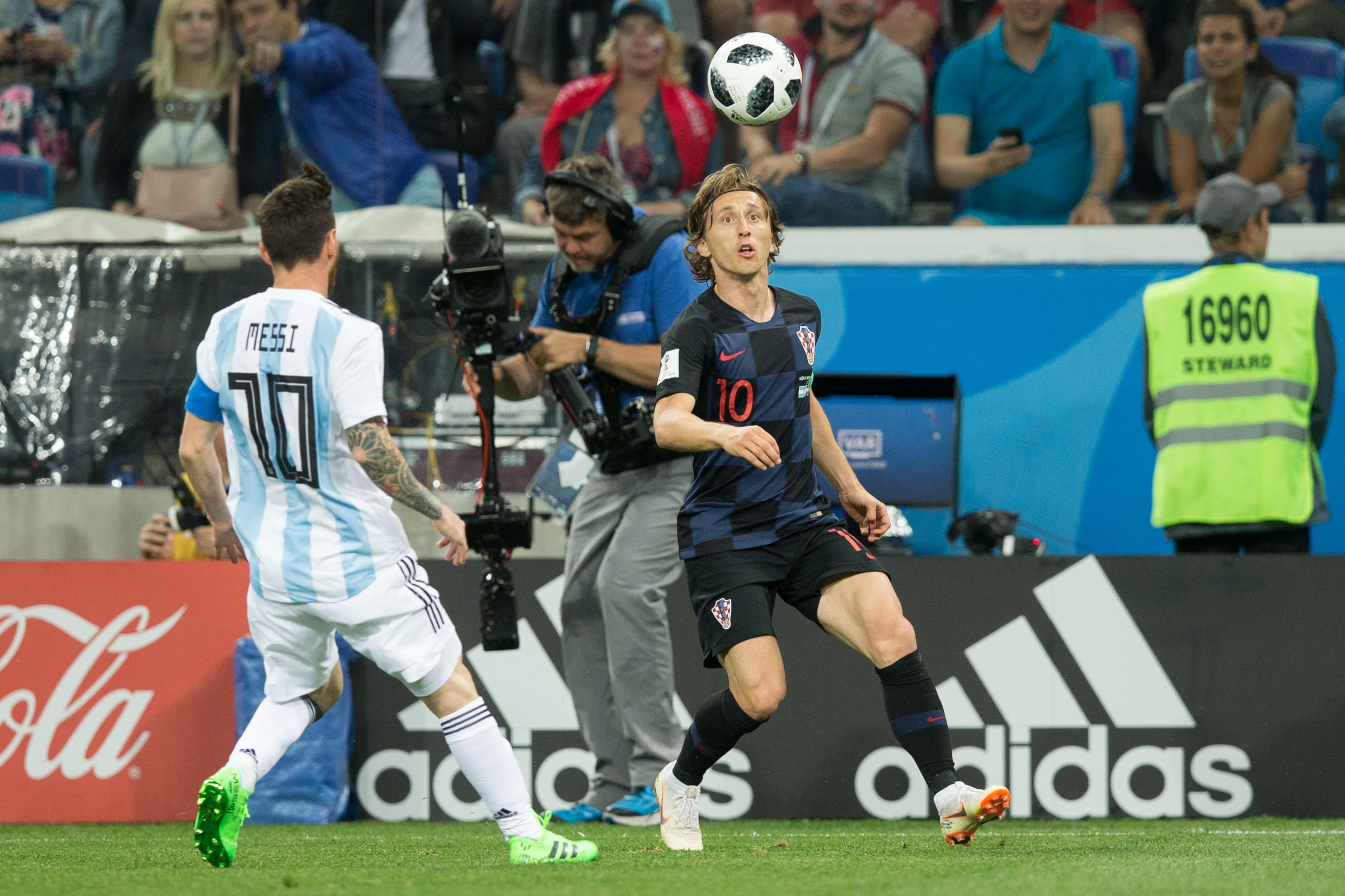 Lionel Messi (ARG) y Luka Modric (CRO) durante el último duelo entre ambas selecciones en el Mundial de Rusia 2018. (Photo by Foto Olimpik/NurPhoto via Getty Images)