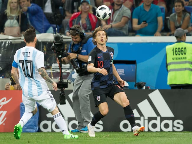 Lionel Messi (ARG) y Luka Modric (CRO) durante el último duelo entre ambas selecciones en el Mundial de Rusia 2018. (Photo by Foto Olimpik/NurPhoto via Getty Images)
