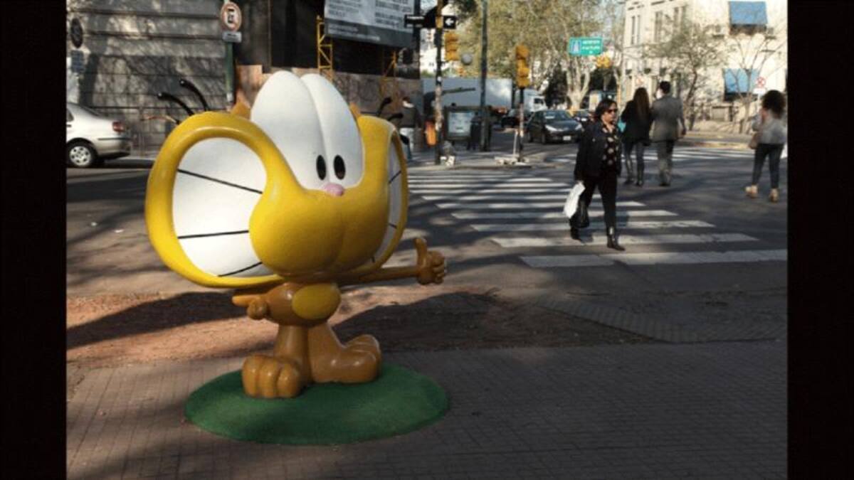 Gaturro, del humorista Nik, es el personaje más actual del Paseo y una de las últimas incorporaciones. Se trata de la caricatura más popular en este momento en Argentina, y una de las tantas figuras que le da un nuevo color al histórico barrio de San Telmo. Textos y fotos por Jazmín Bronstein.