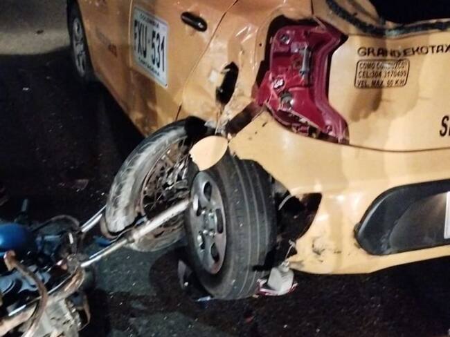 Motociclista resultó herido tras chocar con un taxi en la Vía al Mar