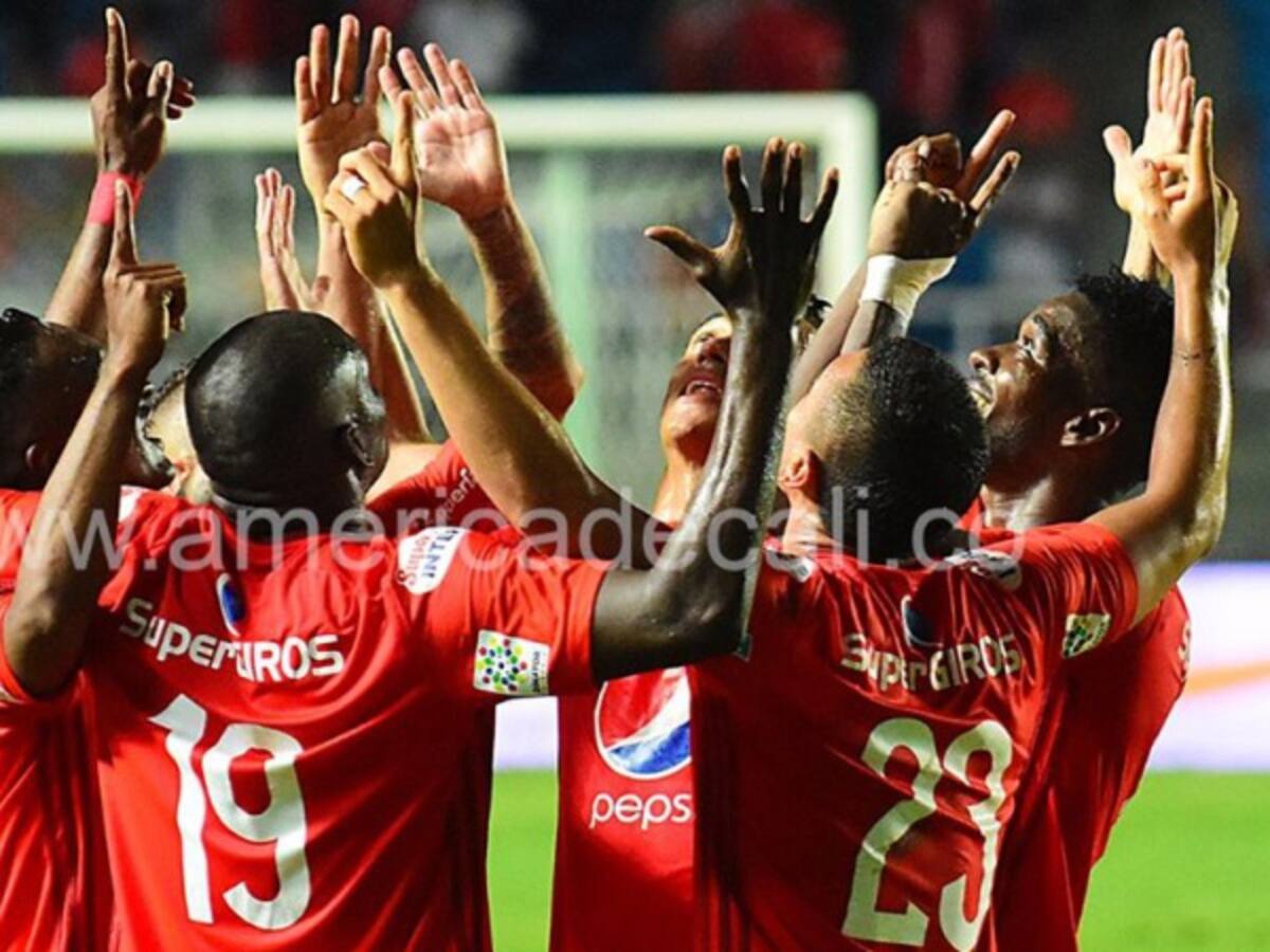 América vence a Medellín y se aleja de la zona de descenso