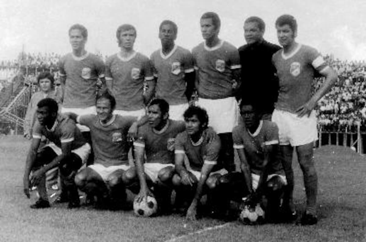 MILLONARIOS 1973.  DE PIE IZQ-DER: H. Segrera, M. A. Basilico, Delio Maravilla Gamboa, Camello Soto, Senén Mosquera Y Oscar Villano.ABAJO IZQ-DER: Joaquín Gonzales, Alejandro Brand, Arturo Segovia, Apolinar Paniagua Y Jaime Morón.