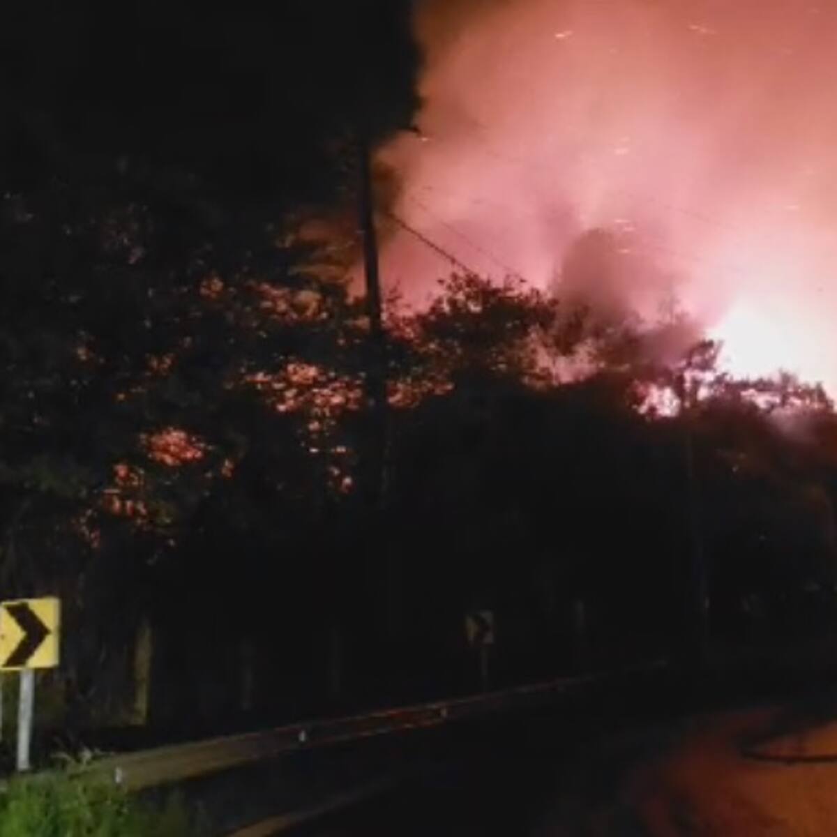 60 bomberos controlaron incendio forestal en Floridablanca