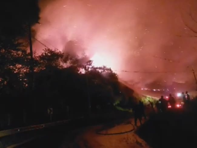 60 bomberos controlaron incendio forestal en Floridablanca