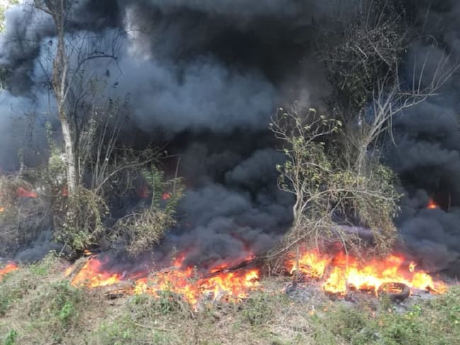 Denuncian quema de llantas en la base de entrenamiento militar en Coveñas