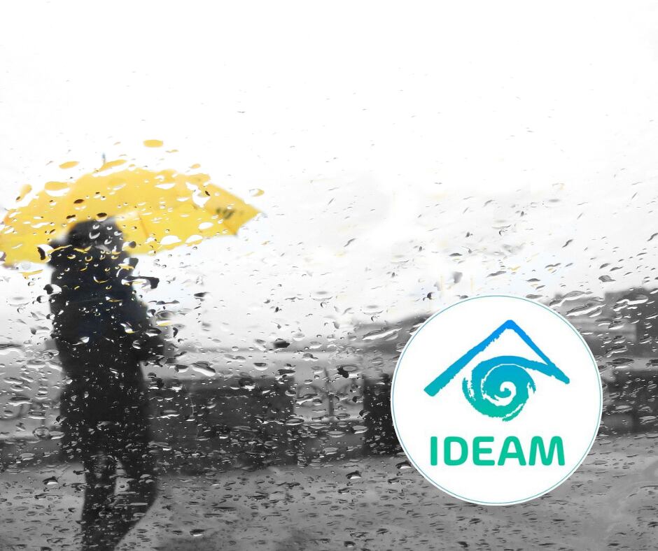 Mujer caminando bajo la lluvia, vista a través de una ventana mojada y logo del IDEAM (Getty Images).