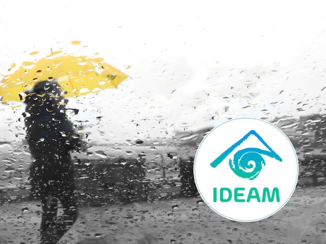 Mujer caminando bajo la lluvia, vista a través de una ventana mojada y logo del IDEAM (Getty Images).