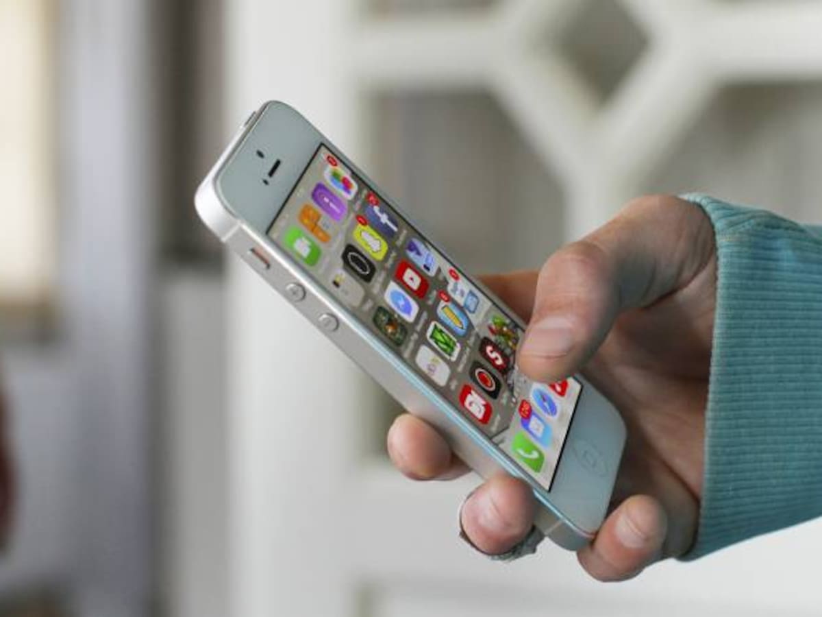 Gobierno analiza medidas para reducir costo de celulares