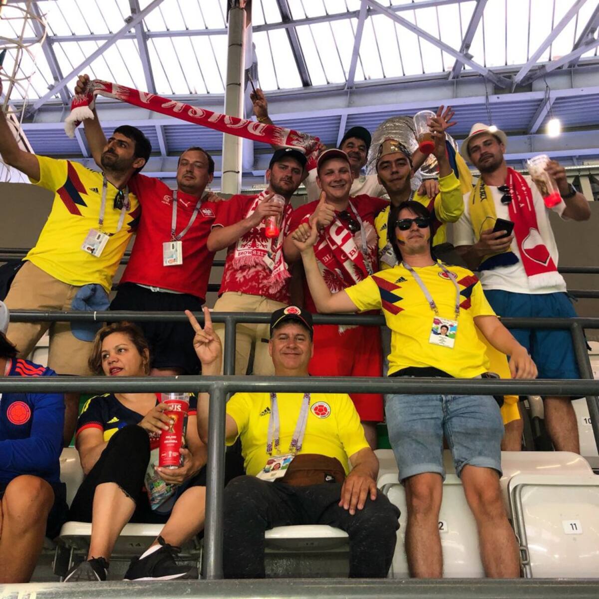 La armonia entre Colombianos y polacos en las tribunas
