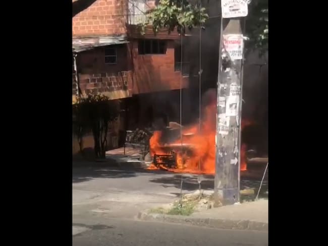 Una patrulla de la policía se quemó en Medellín