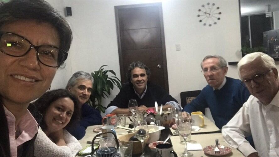 El miércoles se reunieron los tres precandidatos para buscar una fórmula que los lleve a la Presidencia en el 2018. Foto: Twitter/ Claudia López/ @ClaudiaLopez