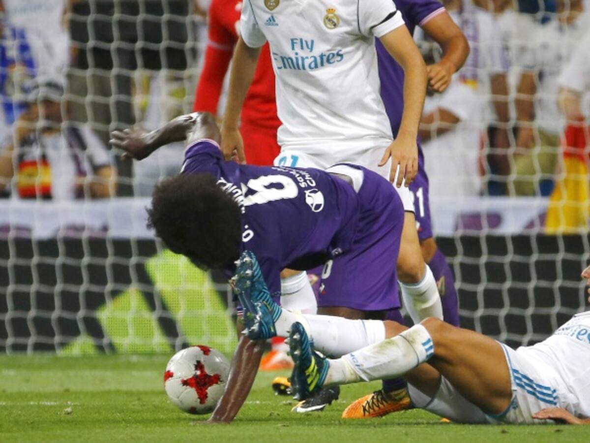 Carlos Sánchez sufre golpe en la rodilla ante el Real Madrid