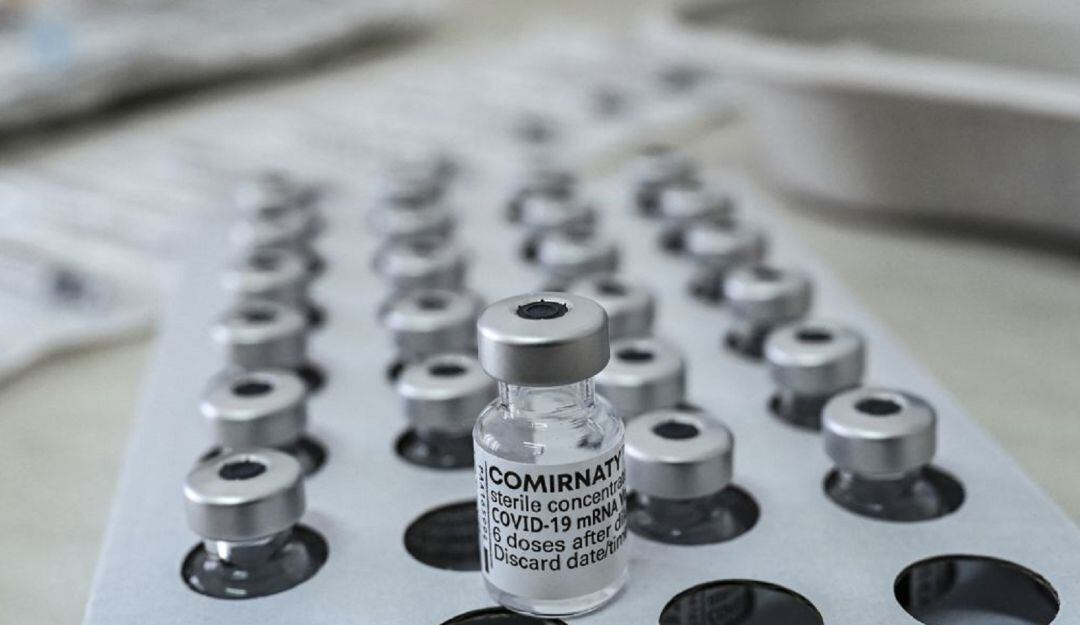 Comirnaty es el nombre comercial con el que desde ahora se identifica la vacuna contra el COVID-19 de la farmacéutica Pfizer. 