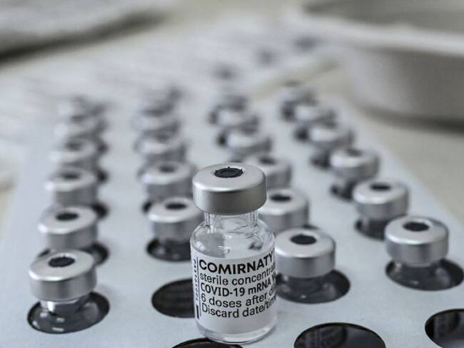 Comirnaty es el nombre comercial con el que desde ahora se identifica la vacuna contra el COVID-19 de la farmacéutica Pfizer.