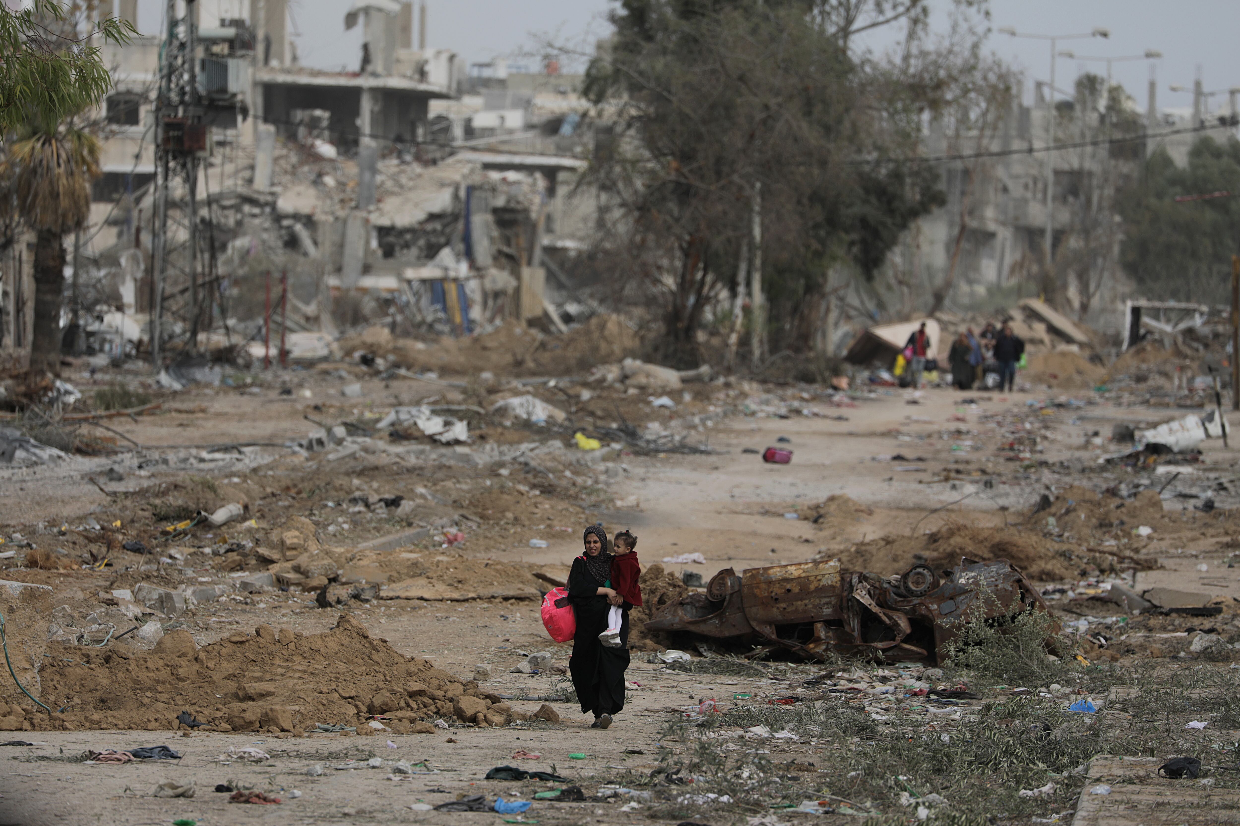 -FOTODELDÍA- Gaza (---), 25/11/2023.- Los palestinos caminan después de cruzar desde el norte de la Franja de Gaza hasta el sur de la Franja de Gaza a lo largo de la carretera Salah Al Din en el centro de la Franja de Gaza, el 25 de noviembre de 2023. Después de que Israel y Hamás acordaron un alto el fuego de cuatro días mediado por Qatar, Estados Unidos y Egipto, y que entró en vigor el 24 de noviembre, algunos palestinos que aún se encontraban en el centro de Gaza se trasladaron hacia el sur, mientras que otros ya desplazados internos en el sur regresaron a la parte norte para ver cómo estaban los familiares que habían dejado atrás y recoger pertenencias de sus casas. EFE/MOHAMMED SABER