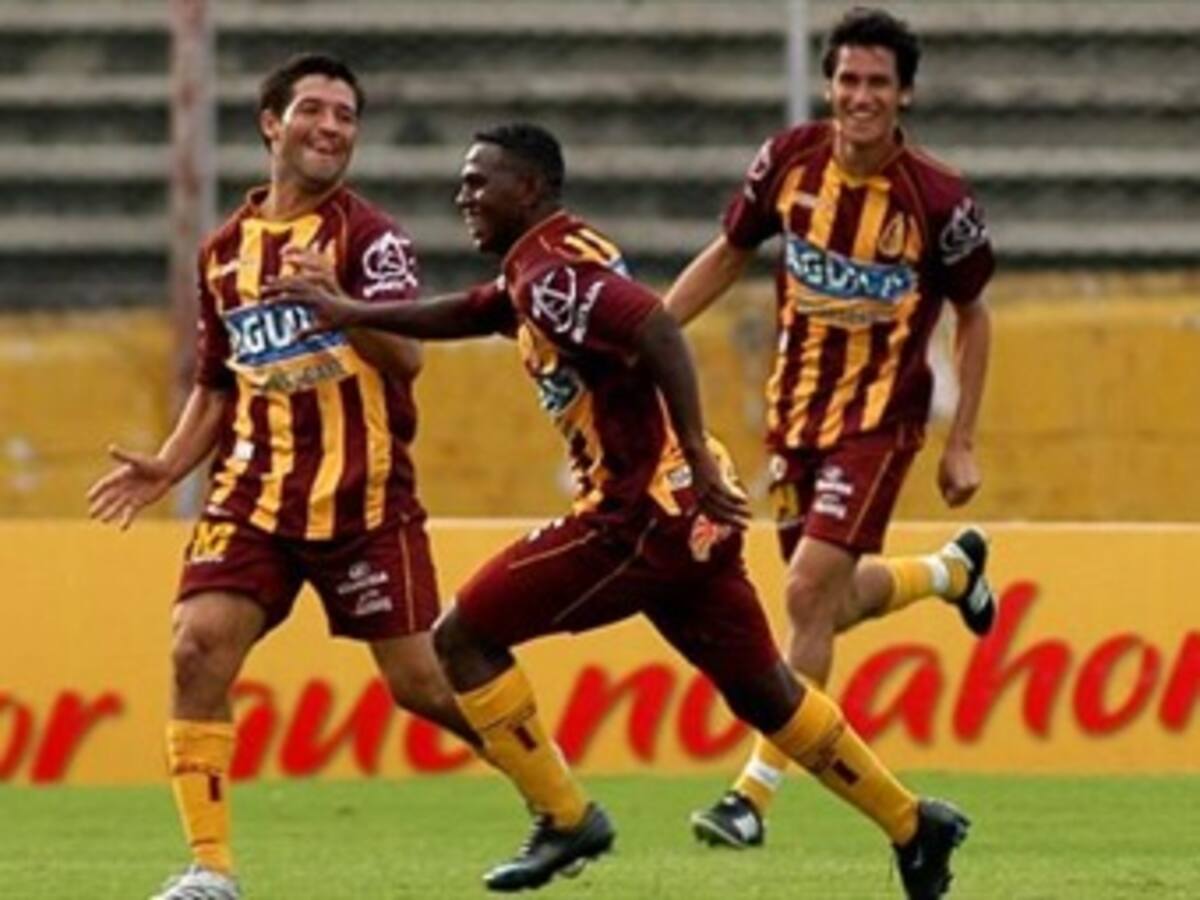 Tolima venció 2-0 a Santa Fe y se mantuvo líder del fútbol colombiano