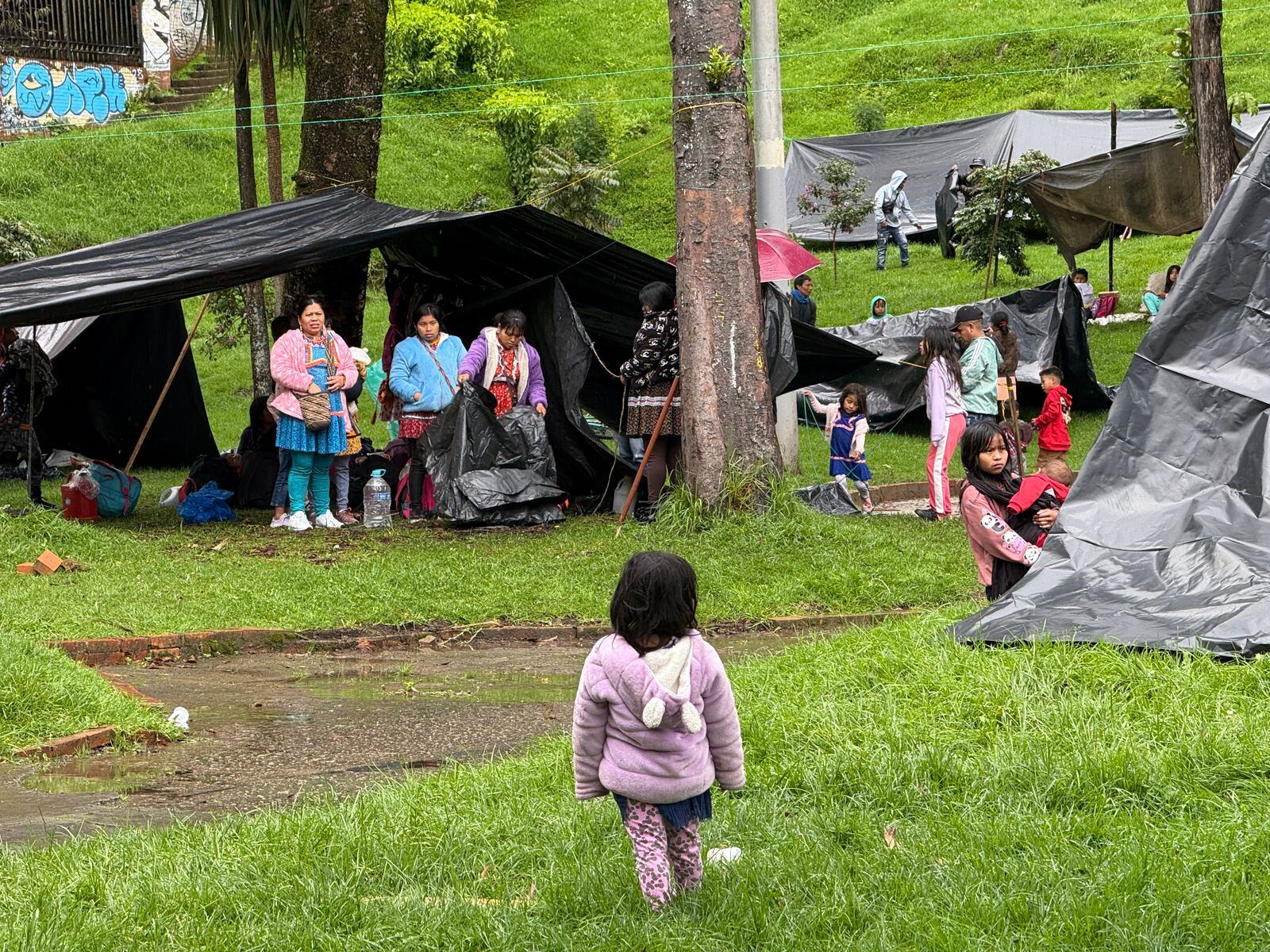 Indígenas Emberá en inmediaciones al Parque Nacional. Foto: Cortesía Alcaldía de Bogotá.