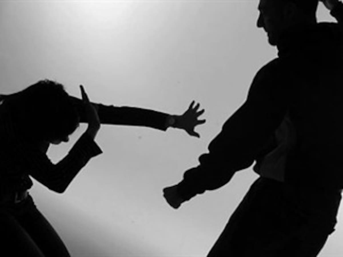 Sacerdote italiano desata polémica al culpar a las mujeres de la violencia machista