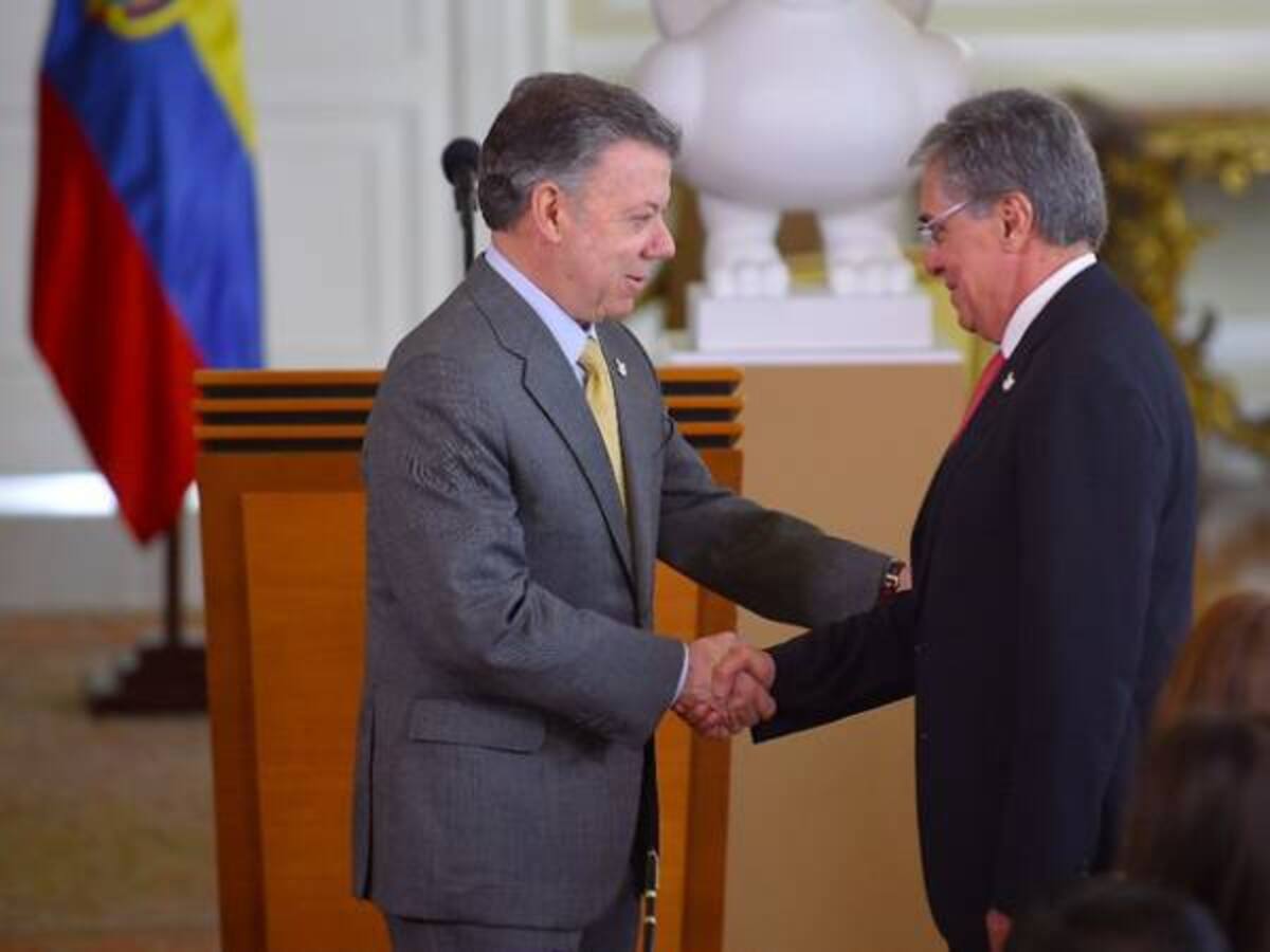 El gracioso momento de Santos y MinTransporte al colocarse un tapabocas