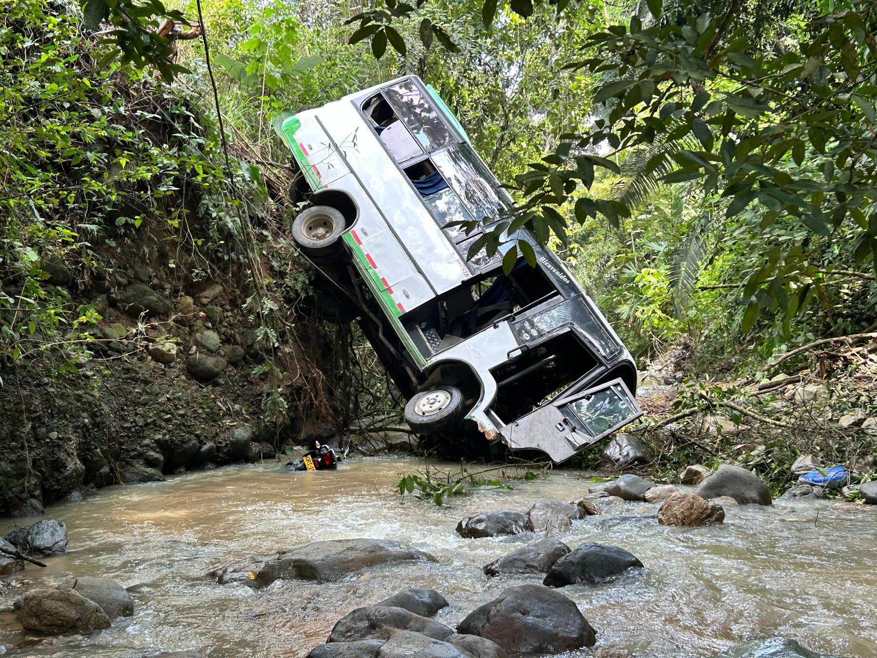 Accidente de una buseta en el sector del Cural