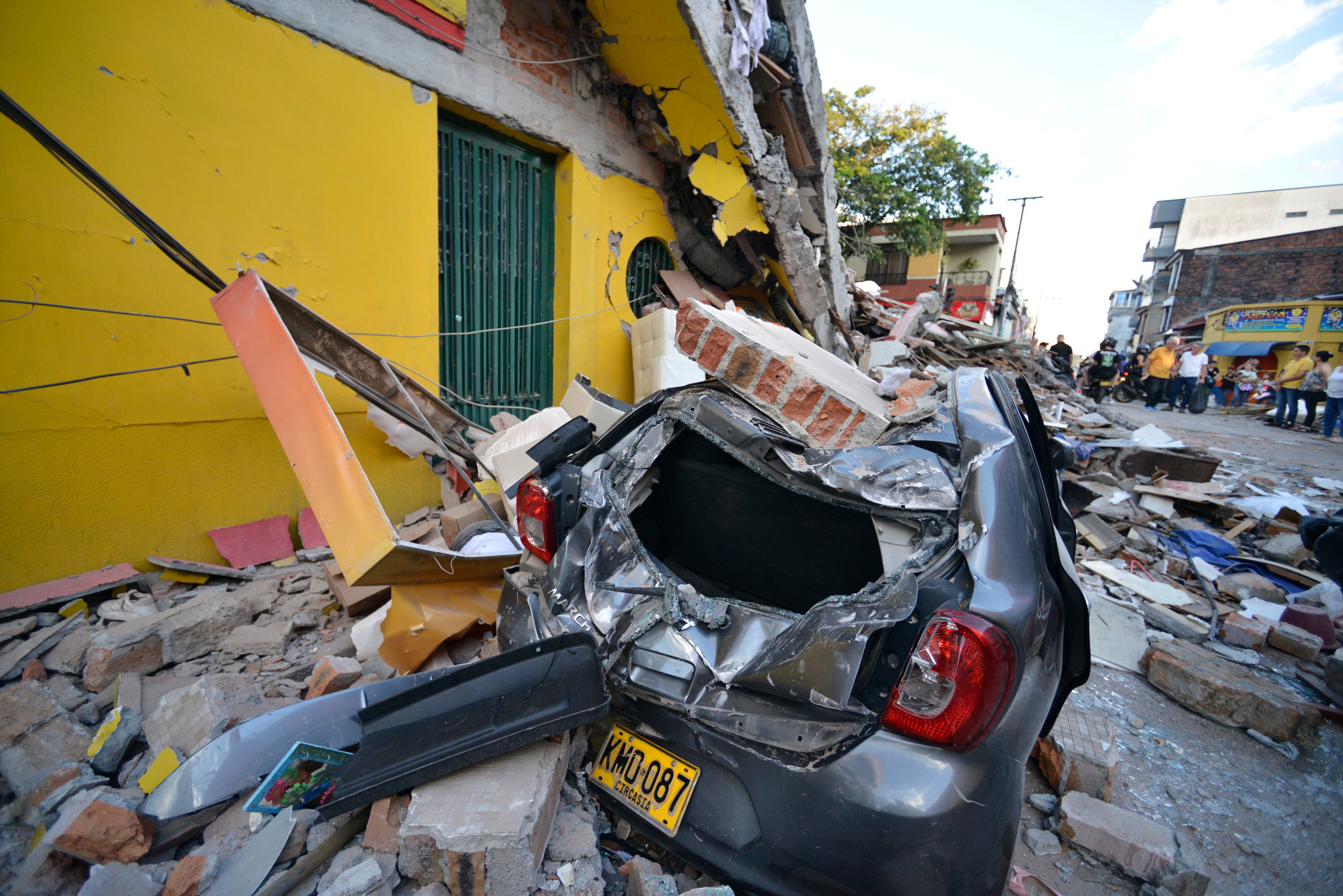 Carro destruido tras terremoto en Pereira, Colombia  (Photo by Gabriel Aponte/Getty Images)