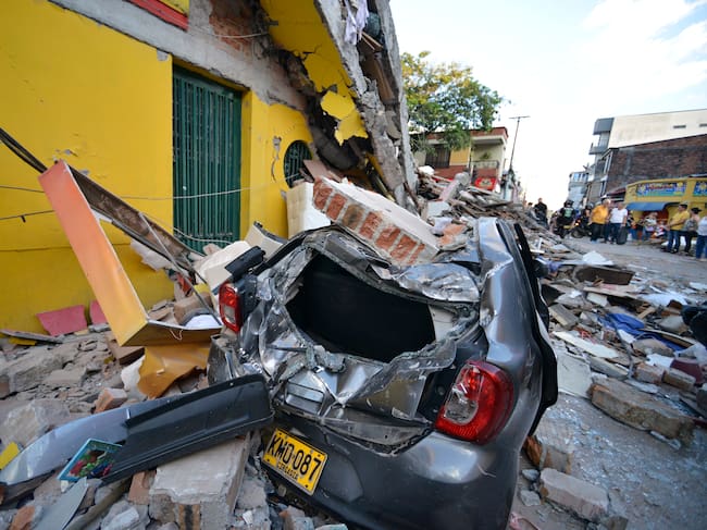 Carro destruido tras terremoto en Pereira, Colombia (Photo by Gabriel Aponte/Getty Images)