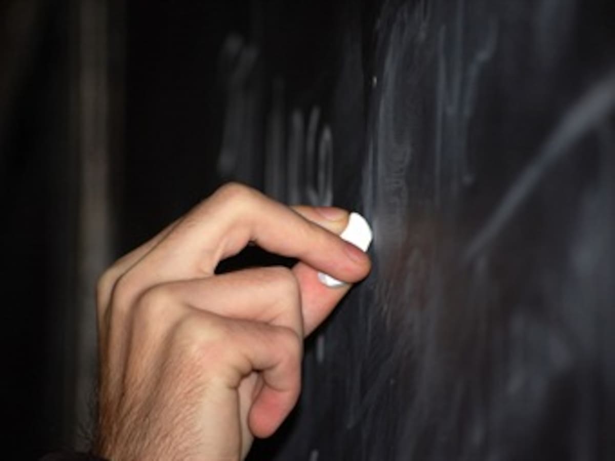 Profesor incitaba a sus alumnos a ponerse piercings en los genitales