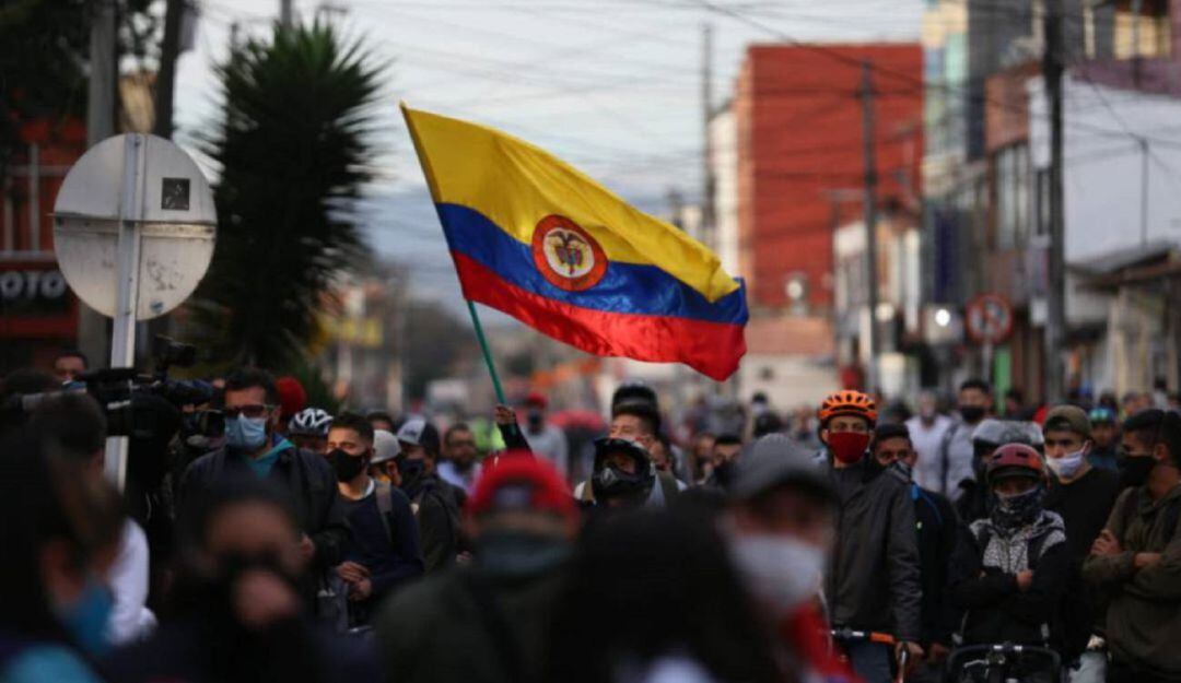 Cuatro agentes de la policía y tres civiles resultaron heridos durante confrontaciones en las marchas