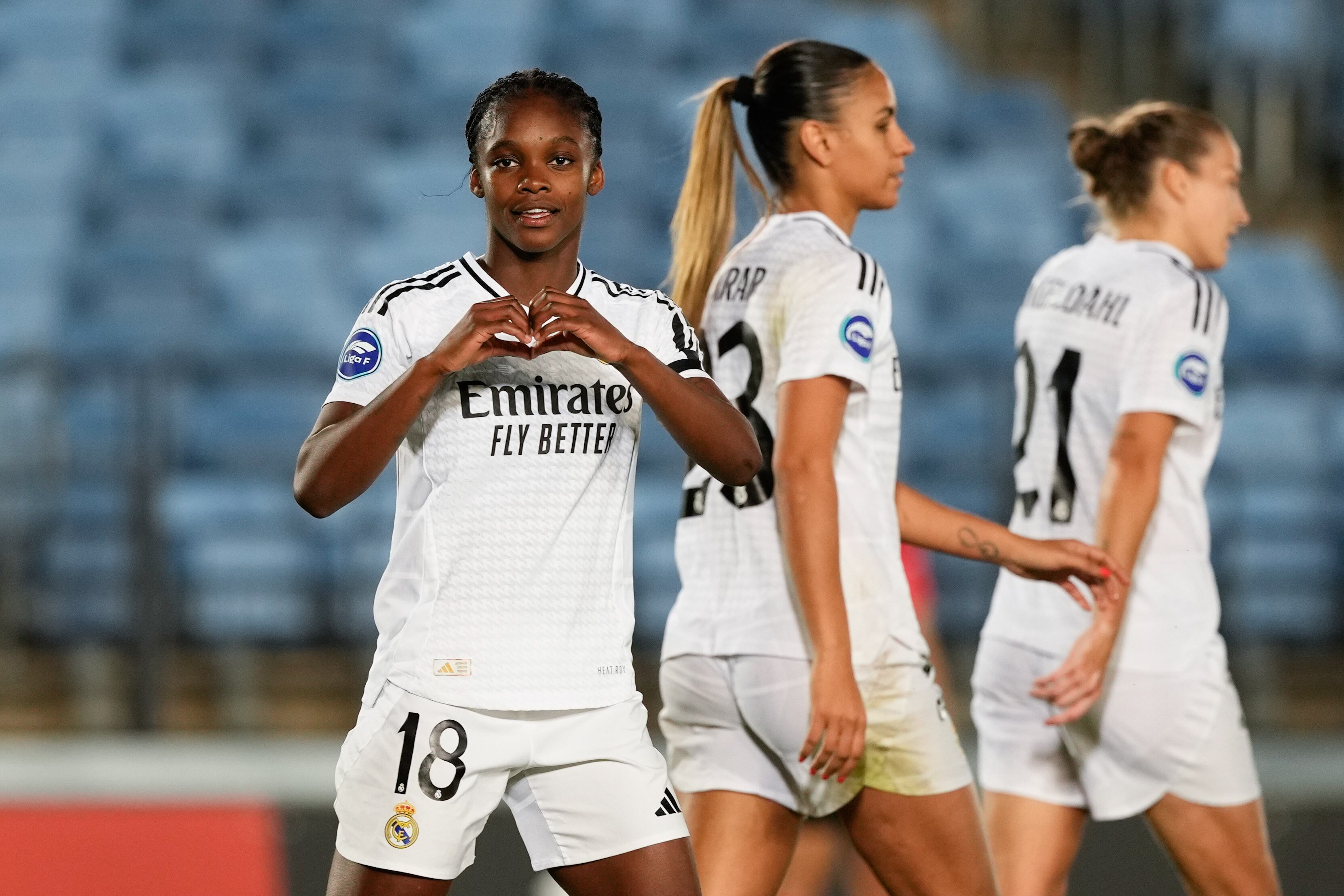 La jugadora del Real Madrid Linda Caicedo (i) celebra un gol durante el encuentro correspondiente a la jornada 27 de la Liga F que disputan hoy viernes Real Madrid y Madrid CFF en el estadio Alfredo Di Stéfano, en Madrid. EFE / Borja Sánchez-Trillo.