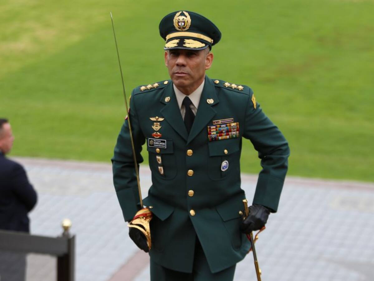 Sigue la polémica por los trinos del general Eduardo Zapateiro y Petro