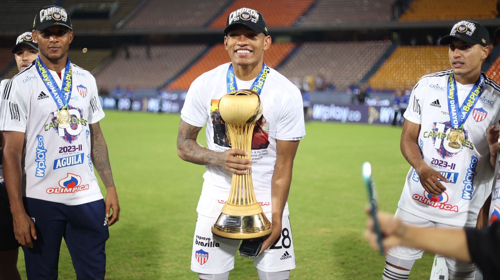 Jermein Peña sosteniendo el trofeo de campeón de Colombia 2023-II // Twitter (X): @JuniorClubSA