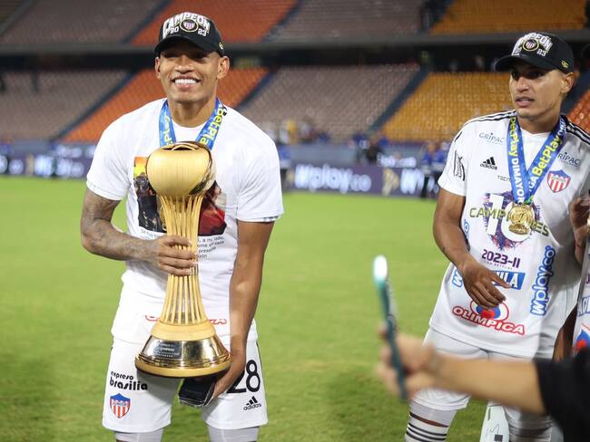 Jermein Peña sosteniendo el trofeo de campeón de Colombia 2023-II // Twitter (X): @JuniorClubSA