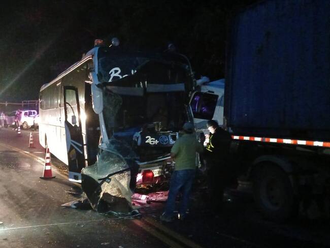El accidente de tránsito comprometió a un bus afiliado a la empresa Bolivariano. Su conductor falleció.