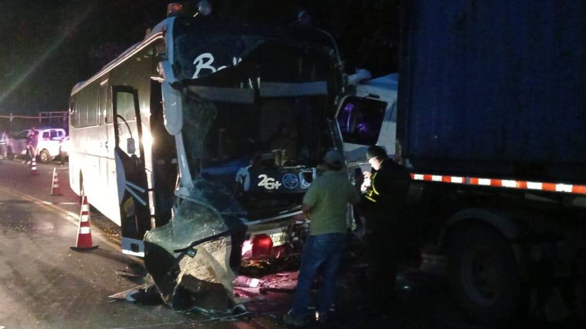 Fatal accidente de tránsito entre Ibagué y Cajamarca tras choque de un bus bolivariano