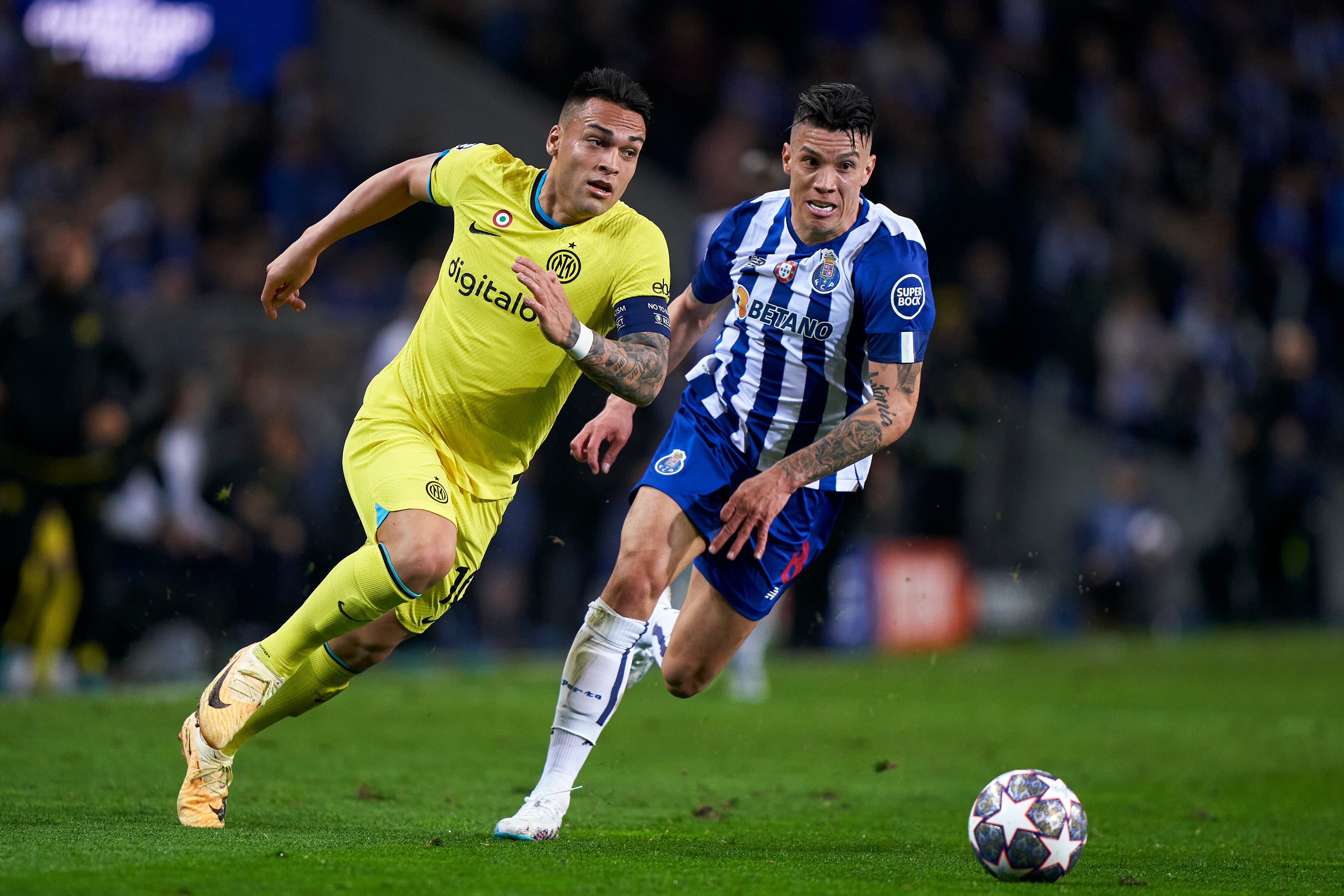 Lautaro Martinez y Matheus Uribe en el duelo entre Porto e Inter por Champions League. (Photo by Jose Manuel Alvarez/Quality Sport Images/Getty Images)