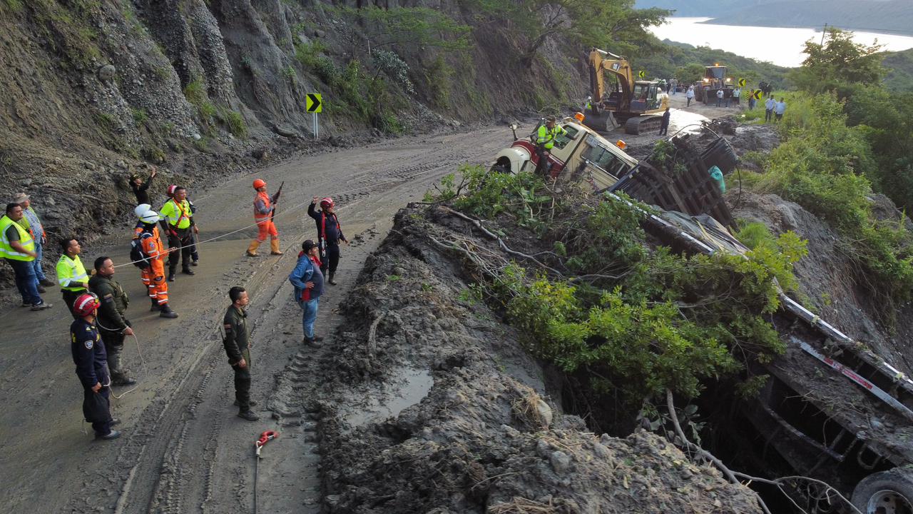 Personal de la Seccional de Tránsito y Transporte del Huila regula el paso vehicular en un solo carril en el sector de Los Altares, mientras continúan las labores de remoción de escombros tras el deslizamiento de tierra. Foto: Policía Huila.