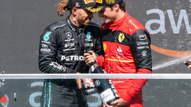 Montreal (Canada), 19/06/2022.- Second placed Spanish Formula One driver Carlos Sainz of Scuderia Ferrari (R) and third placed British Formula One driver Lewis Hamilton of Mercedes-AMG Petronas clink bottles as they celebrate on the podium after the Formula One Grand Prix of Canada at the Circuit Gilles-Villeneuve in Montreal, Canada, 19 June 2022 (reissued 01 February 2024). British driver Lewis Hamilton will leave Mercedes-AMG Petronas after the upcoming 2024 season and sign with Scuderia Ferrari from 2025 on. The 39-year-old seven-times world champion&#039;s move was announced by Scuderia Ferrari in a statement on 01 February 2024. (Fórmula Uno) EFE/EPA/ANDRE PICHETTE