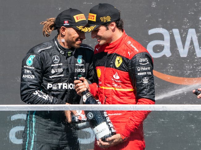 Montreal (Canada), 19/06/2022.- Second placed Spanish Formula One driver Carlos Sainz of Scuderia Ferrari (R) and third placed British Formula One driver Lewis Hamilton of Mercedes-AMG Petronas clink bottles as they celebrate on the podium after the Formula One Grand Prix of Canada at the Circuit Gilles-Villeneuve in Montreal, Canada, 19 June 2022 (reissued 01 February 2024). British driver Lewis Hamilton will leave Mercedes-AMG Petronas after the upcoming 2024 season and sign with Scuderia Ferrari from 2025 on. The 39-year-old seven-times world champion&#039;s move was announced by Scuderia Ferrari in a statement on 01 February 2024. (Fórmula Uno) EFE/EPA/ANDRE PICHETTE