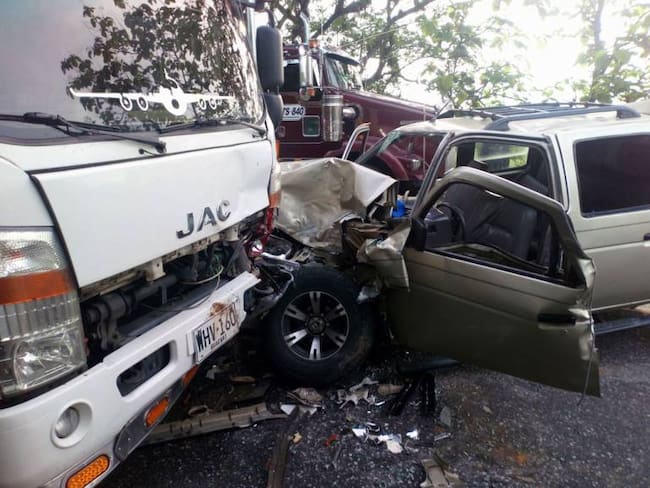 Accidente en vía Puerto Boyacá-Bogotá deja a conductor gravemente herido