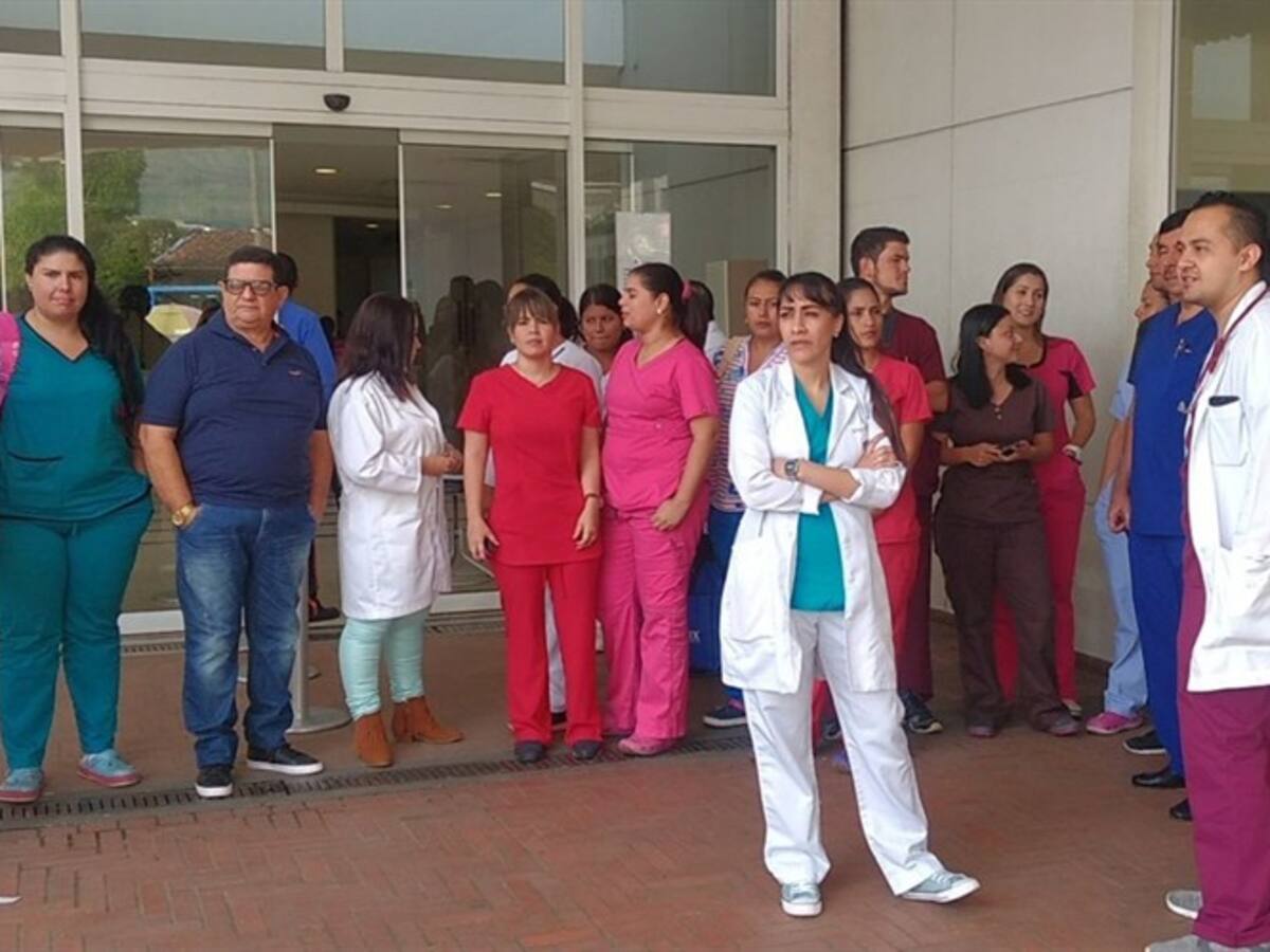 Médicos de una clínica de Cali reclaman mejores condiciones laborales