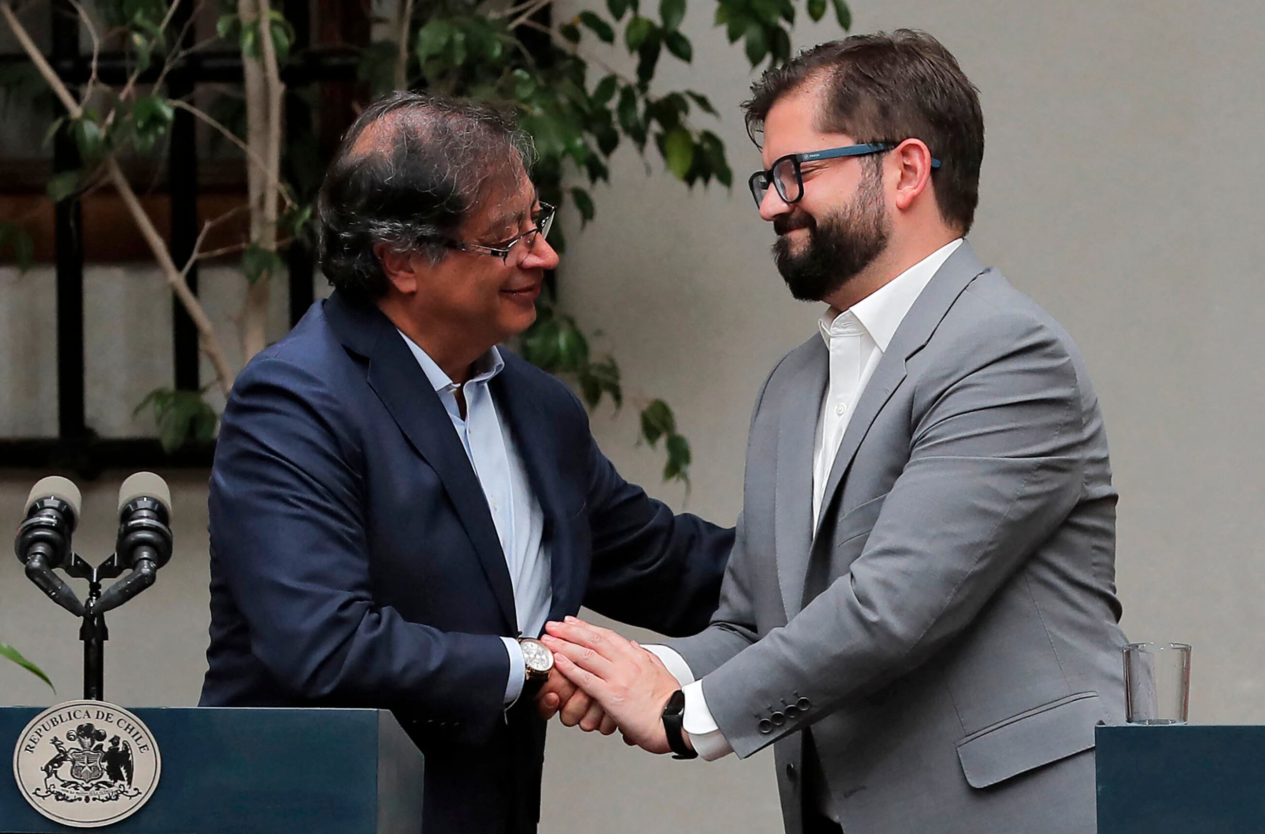 Gustavo Petro y Gabriel Boric. (Photo by JAVIER TORRES/AFP via Getty Images)