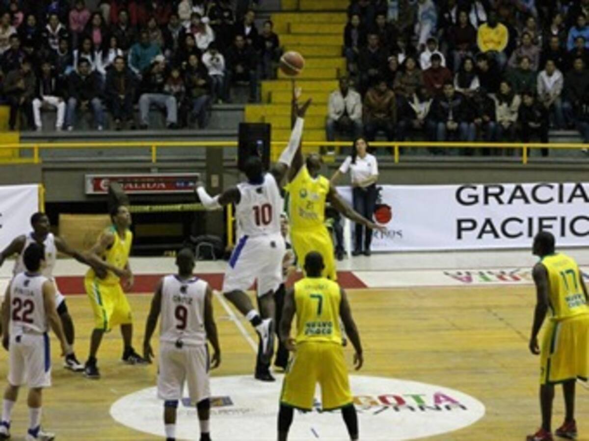 Guerreros y Búkaros se consolidan como líderes de sus grupos en la Copa Invitacional de Baloncesto