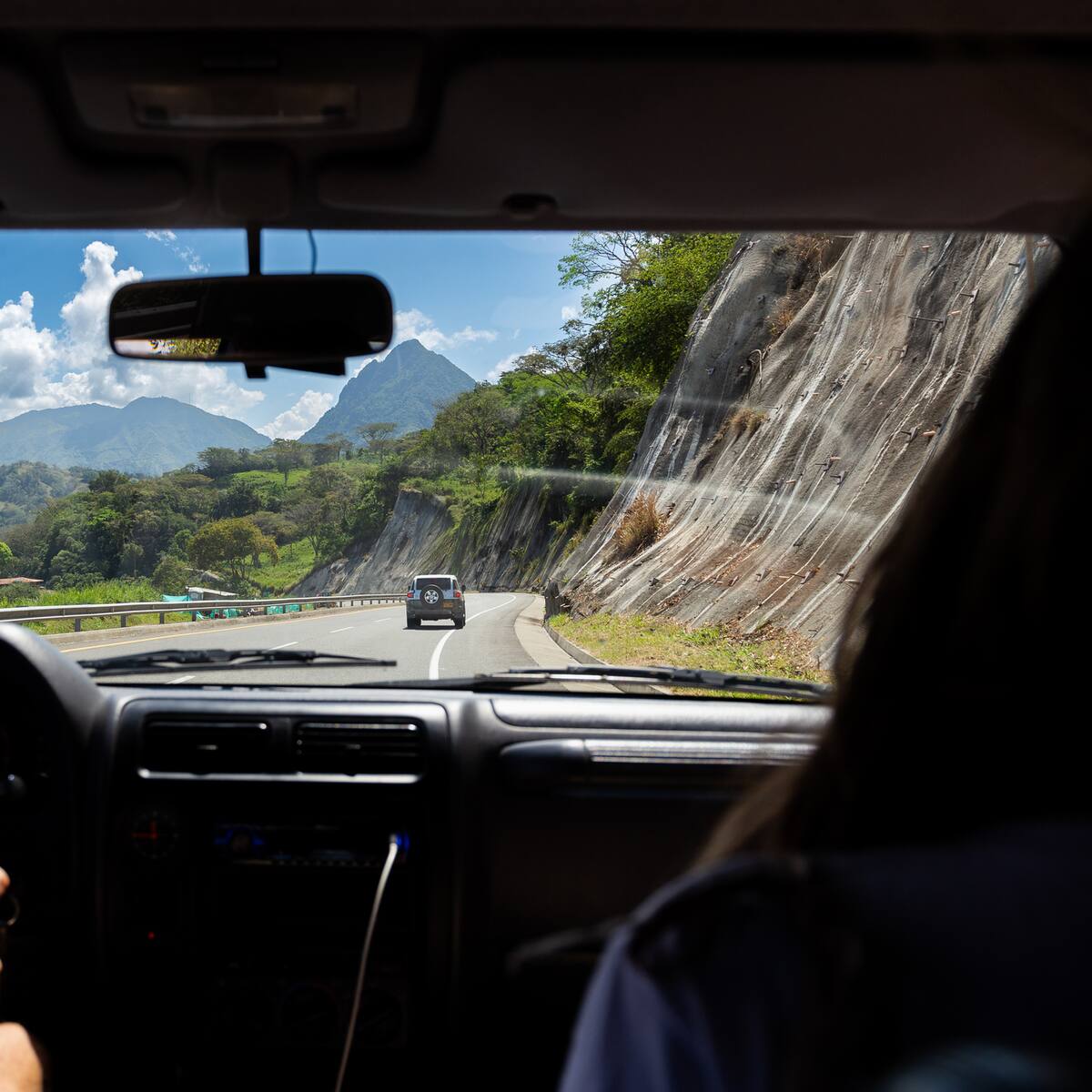 ¿Es más barato ir a Medellín o a Bucaramanga en carro desde Bogotá? Peajes, gasolina y más