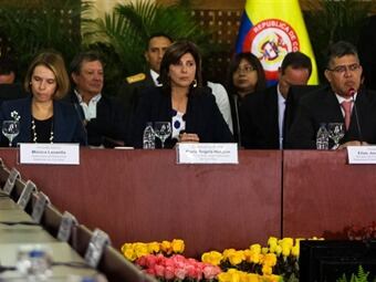 La canciller María Ángela Holguín y su par venezolano, Elías Jaua, durante una mesa de trabajo de la Comisión Binacional en la Cancillería venezolana. Foto: Efe.