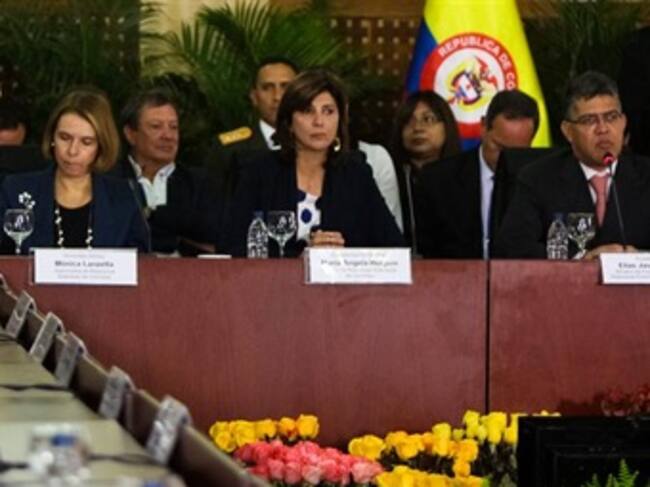 La canciller María Ángela Holguín y su par venezolano, Elías Jaua, durante una mesa de trabajo de la Comisión Binacional en la Cancillería venezolana. Foto: Efe.