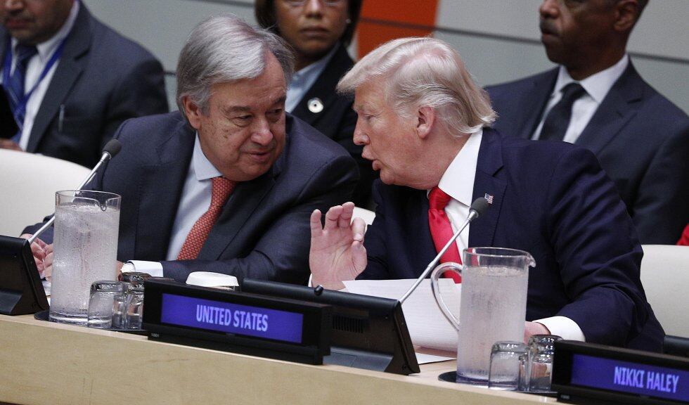 El presidente estadounidense Donald Trump y el secretario general de la ONU, Antonio Guterres, hablan durante reunión sobre reforma de las Naciones Unidas.