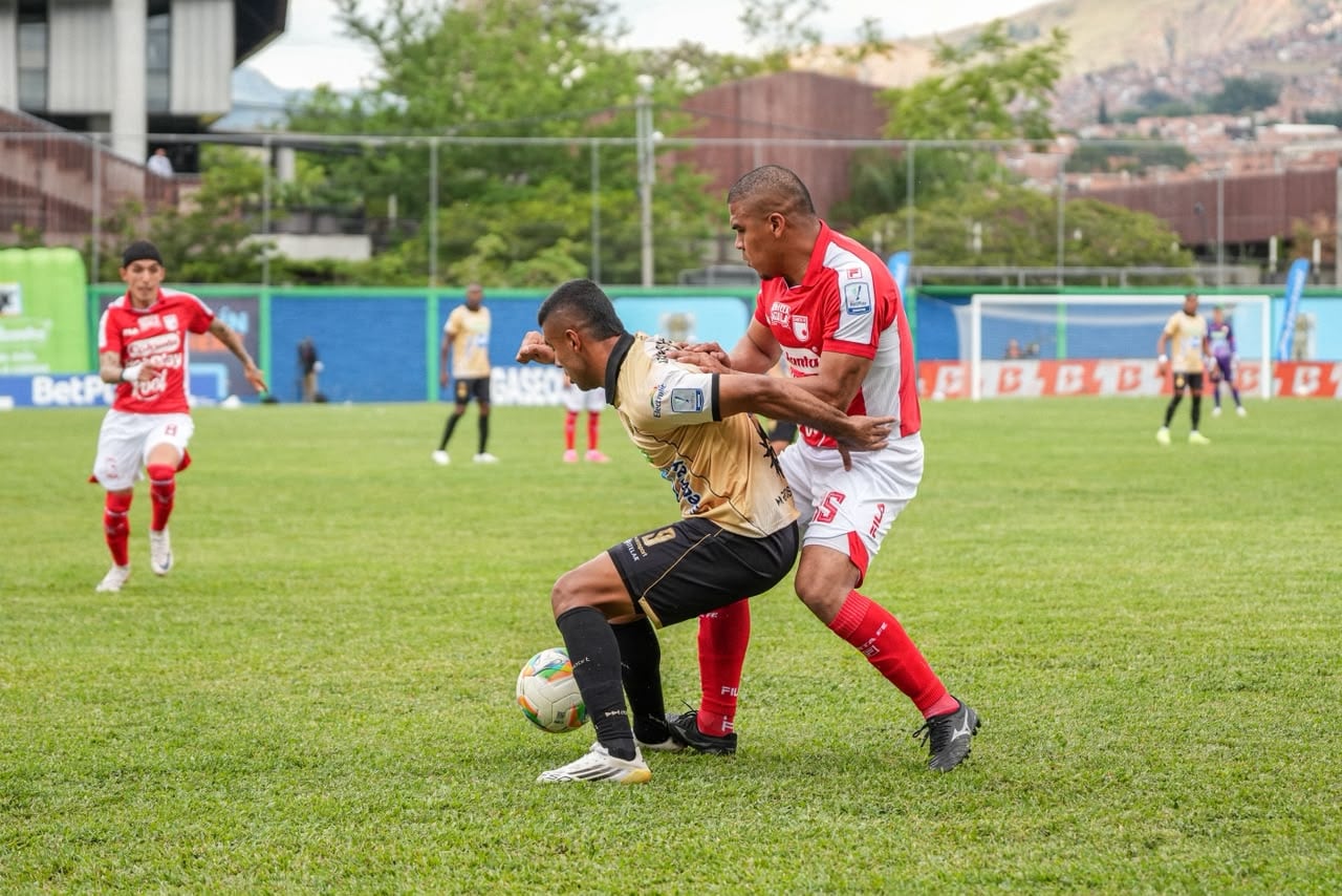 Antony Vásquez disputando la posesión con Iván Scarpeta // Foto de: Colprensa