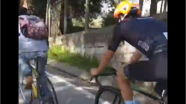 Un joven puso a sudar a Rigoberto Urán en carretera. Foto: Captura de video Twitter @UranRigoberto