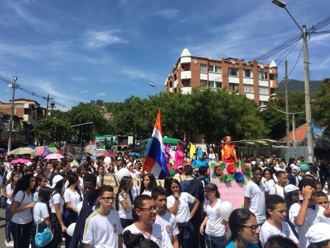 Estudiantes de la Comuna 13 marcharon por la vida