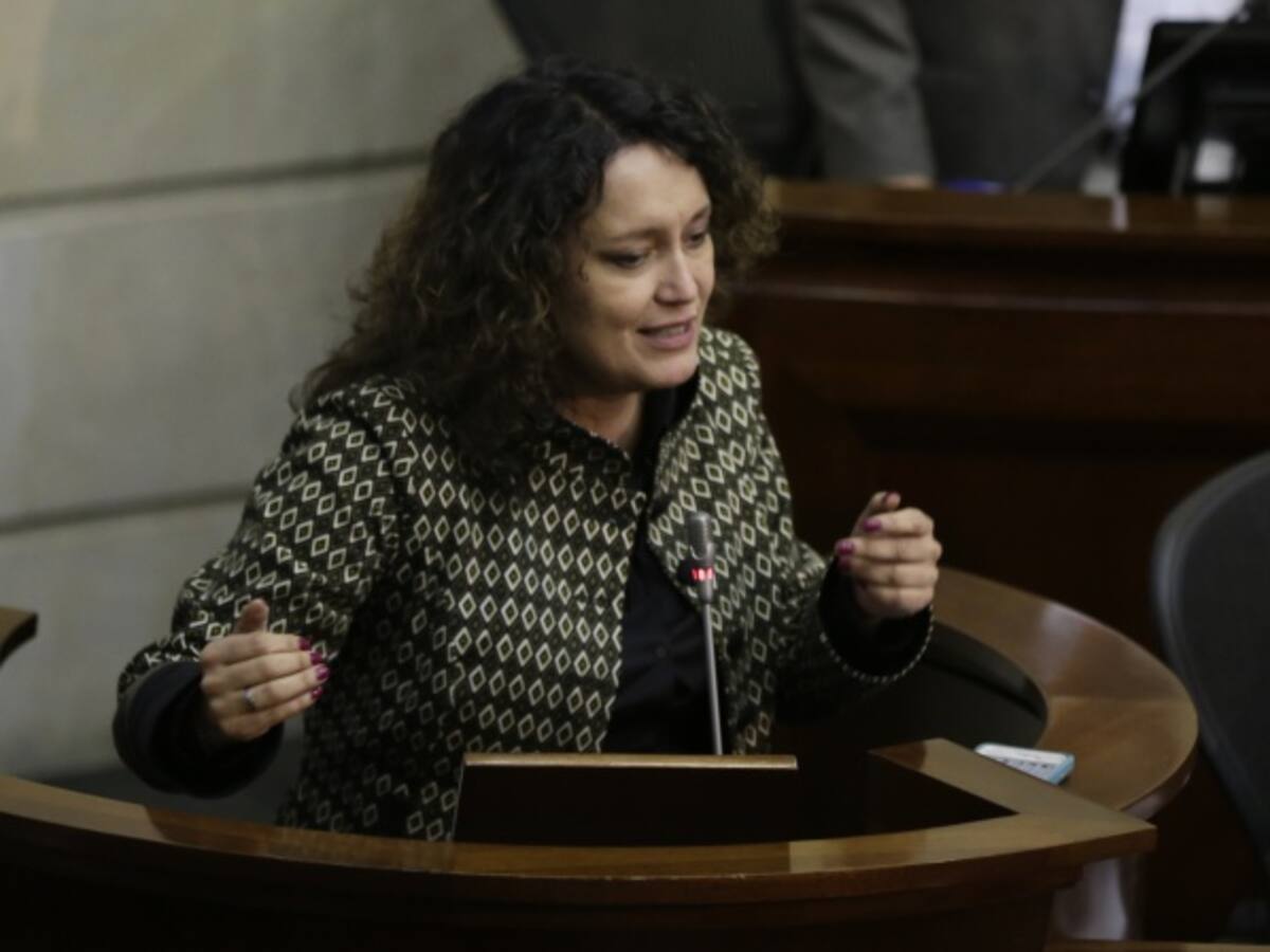 Costo de publicidad política en Colombia es de 2 billones de pesos al año: senadora Angélica Lozano